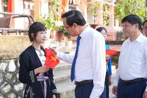 Bộ trưởng Đào Ngọc Dung gửi gắm ba điều tâm huyết đến các em học sinh vùng cao