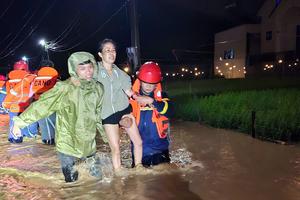 Lâm Đồng: Kịp thời giải cứu nhiều người dân bị mắc kẹt trong vùng ngập lụt