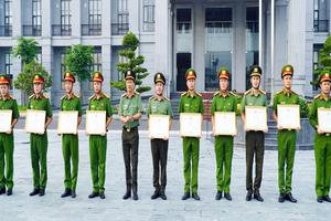 Chủ tịch UBND tỉnh Tây Ninh tặng bằng khen cho tập thể, cá nhân xuất sắc trong phòng, chống tội phạm ma túy