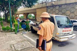 Xử lý loạt xe dừng đỗ sai quy định trên đường Nguyễn Trác, Hà Nội
