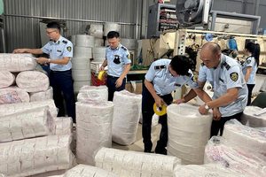 Triệt phá "lò" sản xuất hàng trăm nghìn sản phẩm bỉm, băng vệ sinh giả