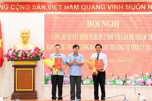 Tỉnh ủy An Giang trao quyết định nghỉ hưu trước tuổi, nghỉ thôi việc cho 3 cán bộ
