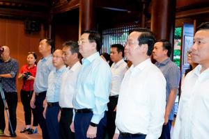 Phó Thủ tướng Mai Văn Chính dâng hương tưởng niệm Chủ tịch Hồ Chí Minh và các bậc tiền bối cách mạng tại Nghệ An