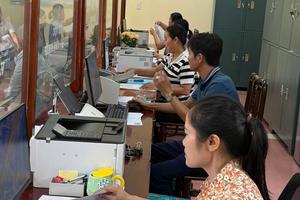 Bài 1: Làm ngày chưa xong, cán bộ thức đêm giải quyết đơn thư cho Nhân dân