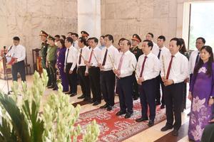 Cao Bằng: Dâng hương, dâng hoa Đền thờ Chủ tịch Hồ Chí Minh tại Khu di tích Quốc gia đặc biệt Pác Bó