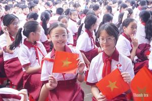 Một trường học ở Đắk Lắk đưa hơn 2.000 học sinh đi xem phim "Mưa đỏ"