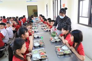 Tăng cường giám sát bữa ăn bán trú:  Nâng cao thể chất và chất lượng học tập cho học sinh