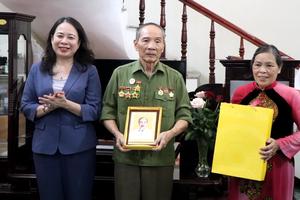 Phó Chủ tịch nước Võ Thị Ánh Xuân dâng hương tưởng niệm anh hùng, liệt sĩ và thăm, tặng quà người có công tại Điện Biên