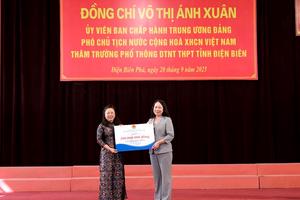 Phó Chủ tịch nước Võ Thị Ánh Xuân trao học bổng cho học sinh Điện Biên