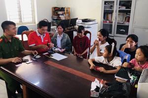 Công an Thanh Hoá tặng 200 thẻ sim cho người dân xã Yên Nhân để kích hoạt tài khoản định danh điện tử