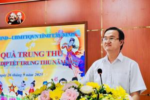 Chánh Thanh tra tỉnh Tây Ninh trao quà Tết Trung thu cho trẻ em xã Đức Huệ