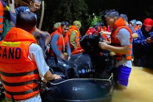 TP Huế: Huy động lực lượng tìm kiếm người phụ nữ bị lũ cuốn mất tích