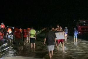 Thanh Hoá: Di dời, tiếp tế lương thực cho Nhân dân vùng lũ Nông Cống