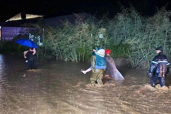 Lào Cai: Sạt lở và ngập lụt nghiêm trọng, người dân thức trắng đêm chạy lũ