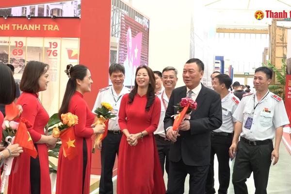 Tổng Thanh tra Đoàn Hồng Phong tham quan gian trưng bày của ngành Thanh tra