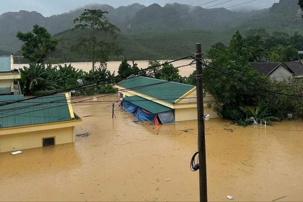 Sau khi bão Bualoi quét qua, nhiều vùng của tỉnh Nghệ An bị cô lập, ngập lụt lịch sử