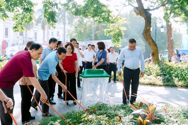 Hà Nội ra quân tổng vệ sinh môi trường toàn thành phố