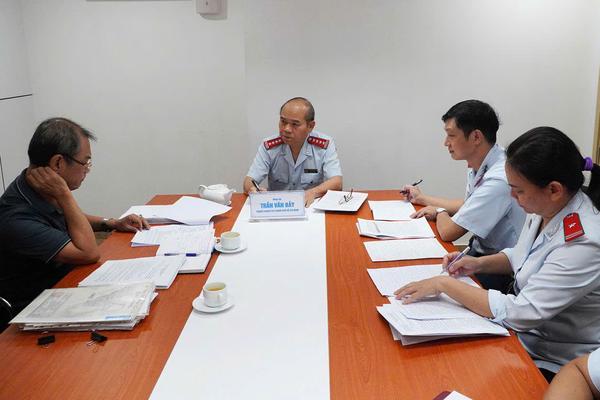 Chánh Thanh tra TP Hồ Chí Minh Trần Văn Bảy và Phó Chánh Thanh tra TP Đinh Thị Thu đã chủ trì tiếp các công dân có khiếu nại, tố cáo