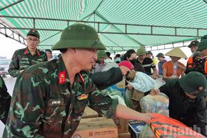 Thanh Hóa: Lực lượng vũ trang hỗ trợ khẩn cấp người dân xã Nông Cống bị ngật lụt