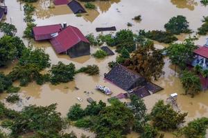 Nước lũ dâng cao, nhiều vùng ở Thanh Hóa bị chia cắt