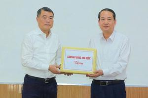 Lãnh đạo Đảng, Nhà nước, MTTQ Việt Nam trao quà cho Nhân dân tỉnh Ninh Bình khắc phục hậu quả bão số 10