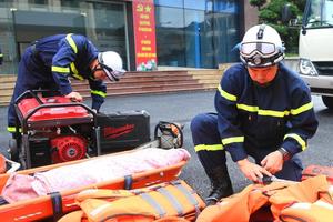 Lực lượng công an tiếp tục giúp dân, khắc phục hậu quả bão số 10 Bualoi