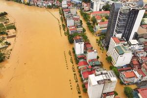 Thủ tướng chỉ đạo khẩn trương thống kê thiệt hại, triển khai công tác khắc phục hậu quả bão số 10 và mưa lũ