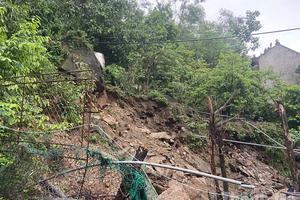 Thanh Hóa: Hàng chục hộ dân trong vùng nguy hiểm sạt lở núi Linh Trường