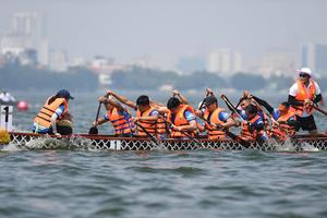 Hơn 400 vận động viên tranh tài tại Giải Bơi chải Thuyền rồng - Ván SUP  Hà Nội mở rộng năm 2025