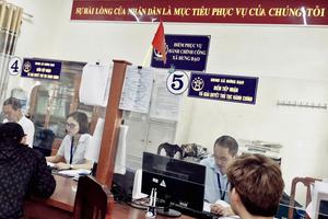 Chính quyền địa phương 2 cấp Hà Nội phục vụ người dân làm thủ tục hành chính