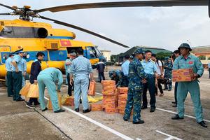 Quân chủng Phòng không - Không quân điều động 3 trực thăng vận chuyển hàng nhu yếu phẩm đến Lạng Sơn
