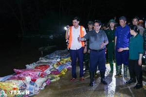 Thủ tướng kiểm tra, chỉ đạo ứng phó mưa lũ tại vùng ven sông Hà Nội trong đêm