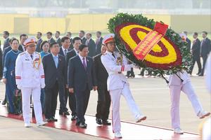 Đoàn đại biểu dự Đại hội Đảng bộ Chính phủ vào Lăng viếng Chủ tịch Hồ Chí Minh