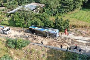Lào Cai: Xe khách mất lái lật nhào, 3 người tử vong, 5 người bị thương