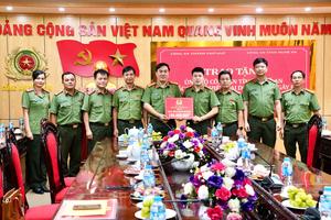 Công an TP Huế: Thăm, tặng quà hỗ trợ lực lượng và Nhân dân các tỉnh bị ảnh hưởng bão số 10