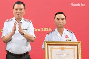 Huân chương trên ngực – Hương trầu trong tim