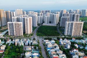 Thị trường căn hộ lập kỷ lục mới, “thừa cao cấp – thiếu bình dân” ngày càng rõ