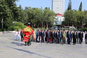 Đoàn đại biểu tỉnh Lạng Sơn dâng hương kỷ niệm 75 năm Ngày giải phóng Lạng Sơn
