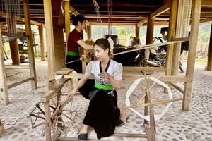 Điện Biên: Hồi sinh nghề dệt thổ cẩm, "dệt sinh kế" mới cho người Thái ở Nà Sự