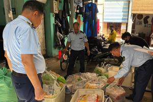 Hà Nội: Xử phạt gần 70 triệu đồng hai cơ sở kinh doanh thực phẩm nhập lậu