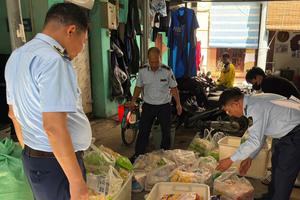 Đội Quản lý thị trường số 22: Tăng cường kiểm tra, phát hiện loạt cơ sở kinh doanh thực phẩm nhập lậu