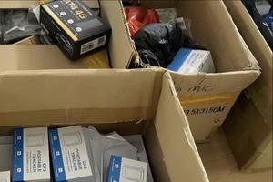 Hà Nội: Đội Quản lý thị trường số 14 phát hiện, thu giữ hơn 300 thiết bị định vị và hàng tấn lạp xưởng nhập lậu