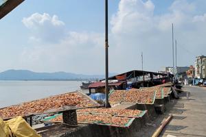 Hỗ trợ các địa bàn nghèo phát triển hạ tầng kinh tế - xã hội, nâng cao đời sống người dân