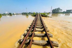 Cục Đường sắt Việt Nam yêu cầu các đơn vị khẩn trương ứng phó với bão số 12