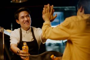 Giữa áp lực và sức nóng, đầu bếp trẻ Việt vẫn bền bỉ viết tiếp giấc mơ đam mê