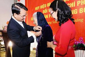 Ninh Bình: Bí thư Tỉnh ủy Đặng Xuân Phong trao tặng Huy hiệu 80 năm tuổi Đảng cho đảng viên