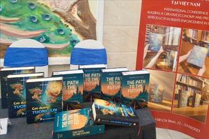 Ấn phẩm song ngữ "Con đường tương lai" góp phần lan tỏa tri thức Việt