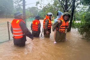 TP Huế: Ứng phó khẩn mưa lũ, sông Hương vượt báo động III