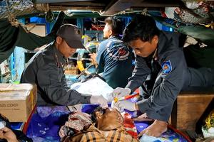 Tàu Kiểm ngư KN-219 kịp thời cấp cứu ngư dân bị nạn giữa biển khơi