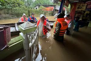 Mưa lớn ngập nặng, nhiều tuyến đường bị sạt lở - toàn TP Huế khẩn trương ứng phó